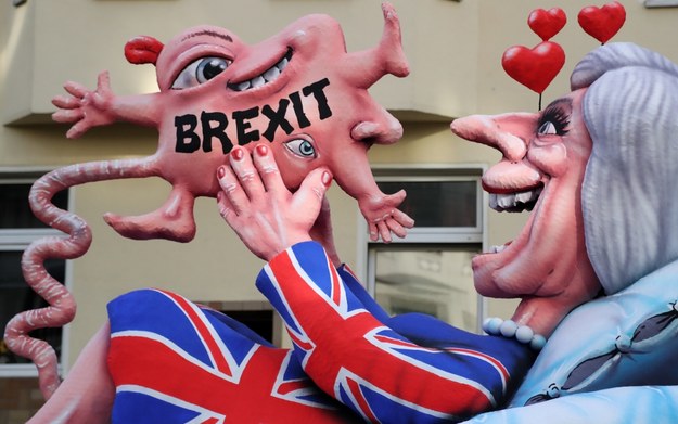 Premier Wielkiej Brytanii Theresa May wydająca na świat brexitowego potworka /Friedemann Vogel /PAP/EPA