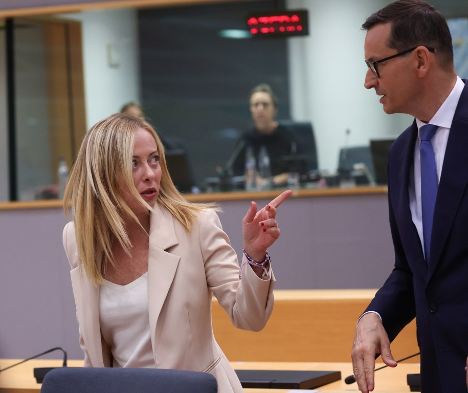 Premier Włoch Giorgia Meloni próbowała przekonać premiera Mateusza Morawieckiego do poparcia zapisów w sprawie relokacji migrantów /OLIVIER HOSLET /PAP/EPA