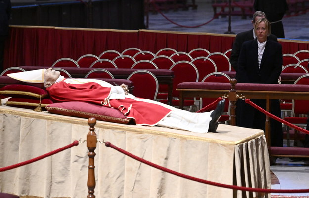 Premier Włoch Giorgia Meloni przy ciele zmarłego benedykta XVI. /ETTORE FERRARI /PAP/EPA