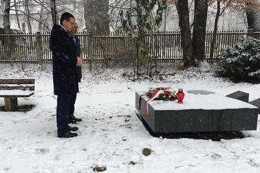 Premier złożył kwiaty przy grobach żołnierzy Brygady Świętokrzyskiej NSZ