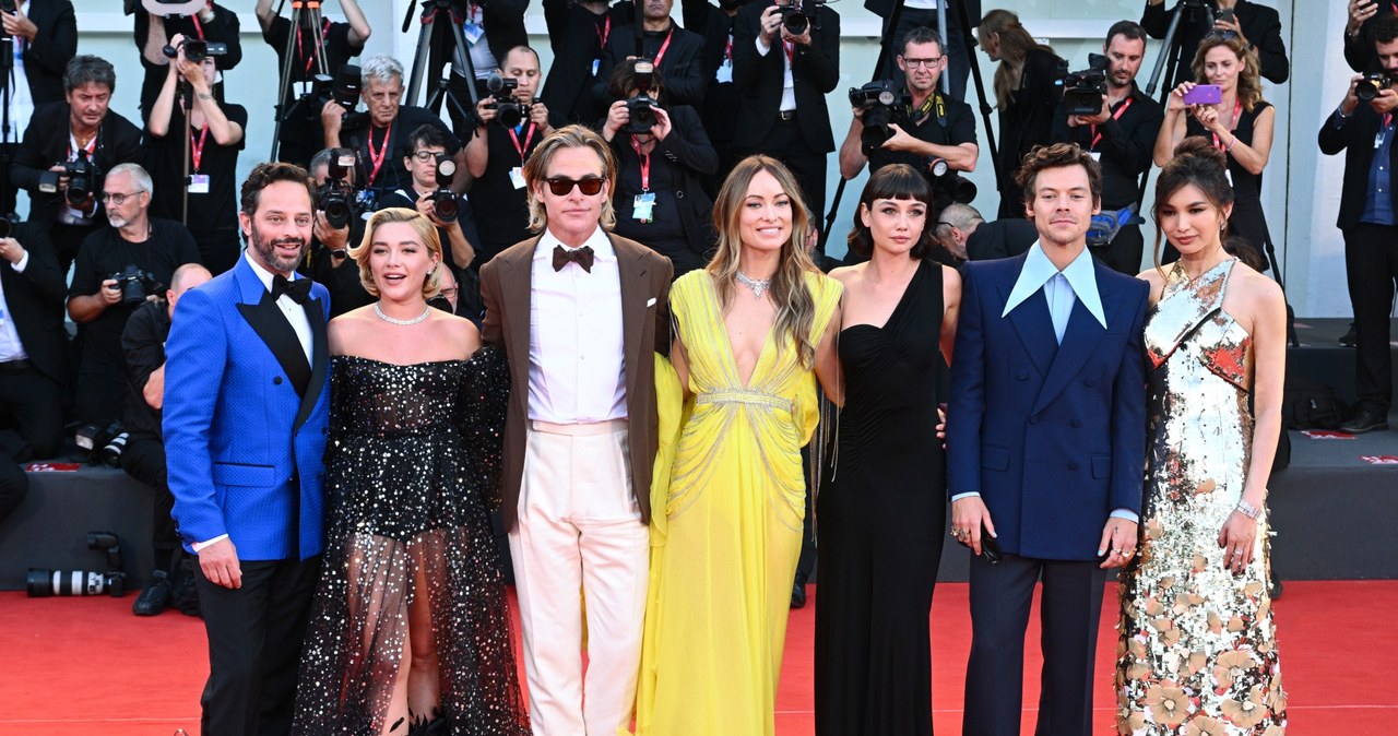 Premiera filmu "Nie martw się, kochanie  na Festiwalu Filmowym w Wenecji. Nick Kroll, Florence Pugh, Chris Pine, Olivia Wilde, Sydney Chandler, Harry Styles i Gemma Chan / Stephane Cardinale - Corbis/Corbis via Getty Images /Getty Images