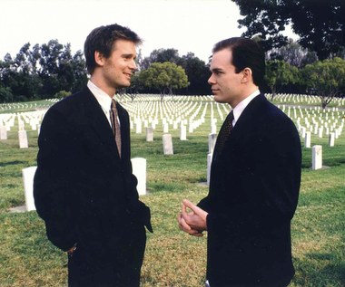 Premiera głośnego serialu produkcji HBO miała miejsce w 2001 roku. Jego współtwórcą był Allan Ball, który znał Mendesa z planu "American Beauty". Z uwagi na rekomendacje od swojego kolegi, Ball zdecydował się zaprosić aktora na przesłuchanie. Allan zachwycił się jego umiejętnościami i uznał, że jest idealny do jednej z głównych ról. "Sześć stóp pod ziemią" opowiadał o rodzinie, która od dwóch pokoleń prowadziła zakład pogrzebowy. Po śmierci ojca interes przejmują dwaj bracia. Michael otrzymał rolę jednego z nich - introwertycznego, samotnego geja, który próbuje odnaleźć swoją drogę do szczęścia mimo wszystkich przeciwności losu. 