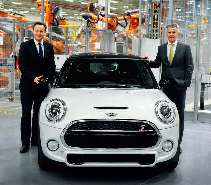 Premiera nowego Mini w fabryce w Oxfordzie. Po lewej brytyjski premier David Cameron, po prawej - Peter Schwarzenbauer, członek zarządu koncernu BMW. /Mini