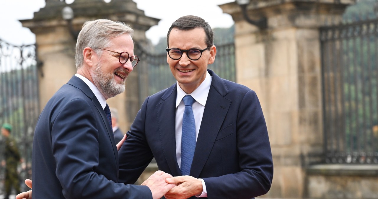 Premierzy: Czech Petr Fiala (L) i Polski Mateusz Morawiecki /EPA