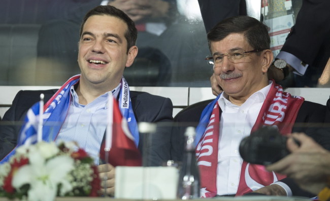 Premierzy - Grecji Alexis Tsipras (z lewej) i Turcji Ahmet Davutoglu /PAP/EPA
