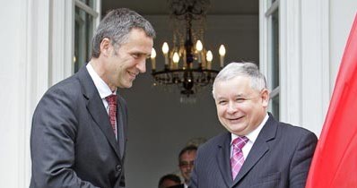 Premierzy Jens Stoltenberg i Jarosław Kaczyński /AFP