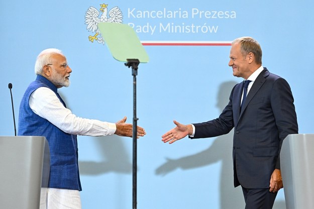 Premierzy Narendra Modi i Donald Tusk na konferencji prasowej w siedzibie KPRM w Warszawie. /Radek Pietruszka /PAP