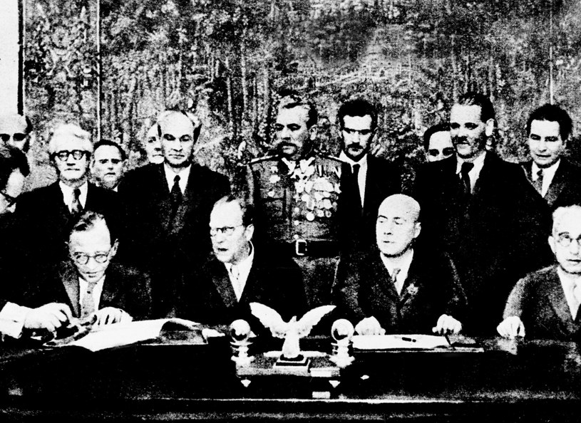 Premierzy Otto Grotewohl i Józef Cyrankiewicz podpisują układ /AFP