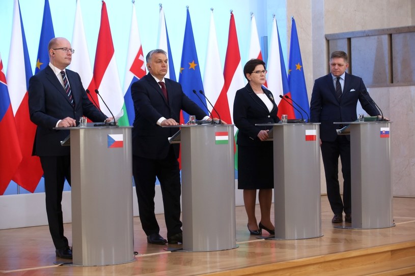 Premierzy państw Grupy Wyszehradzkiej: Polski - Beata Szydło (2P), Czech - Bohuslav Sobotka (L), Węgier - Viktor Orban (2L) i Słowacji - Robert Fico (P) podczas konferencji prasowej po spotkaniu w KPRM /Rafał Guz /PAP