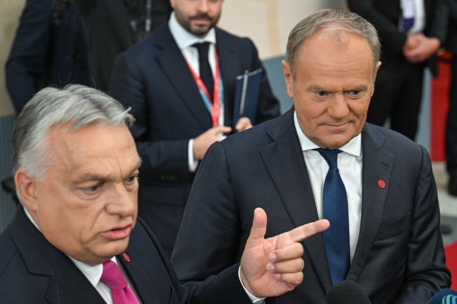 Premierzy Polski Donald Tusk oraz Węgier Viktor Orban podczas nieformalnego szczytu Unii Europejskiej w Kopenhadze, październik 2025 r. /Radek Pietruszka /PAP