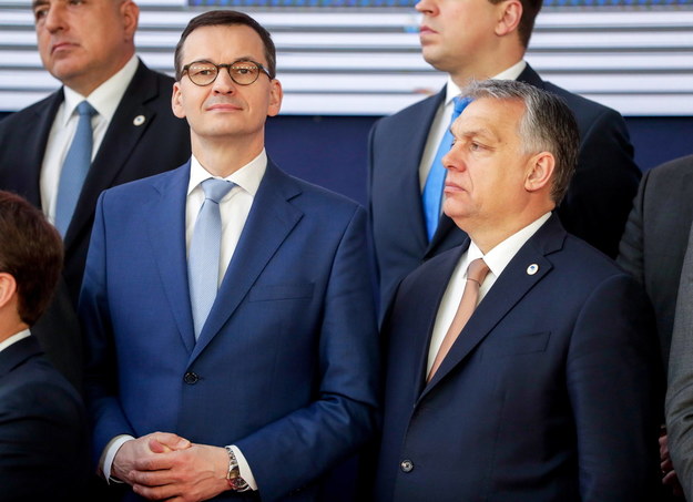 Premierzy Polski i Węgier Mateusz Morawiecki i Viktor Orban /STEPHANIE LECOCQ  /PAP/EPA