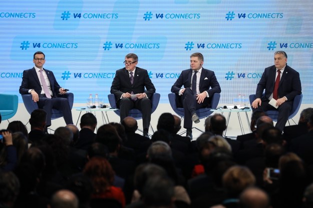 Premierzy: Polski Mateusz Morawiecki, Czech Andrej Babisz, Słowacji Robert Fico i Węgier Viktor Orban podczas panelu dyskusyjnego w ramach szczytu państw Grupy Wyszehradzkiej w Budapeszcie /Rafał Guz /PAP