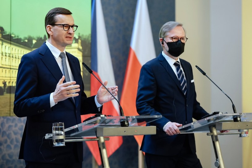 Premierzy Polski Mateusz Morawiecki (L) oraz Republiki Czeskiej Petr Fiala (P) podczas konferencji prasowej w Pradze /KPRM/Daniel Gnap /PAP