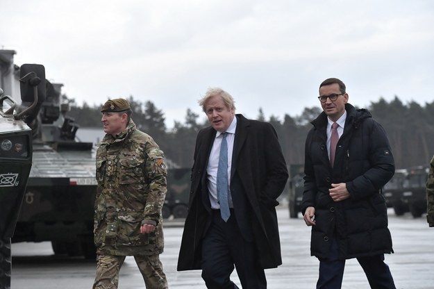 Premierzy Polski Mateusz Morawiecki oraz Wielkiej Brytanii Boris Johnson podczas spotkania z polskimi i brytyjskimi żołnierzami /Piotr Nowak /PAP