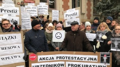 "Prestiżem dzieci się nie nakarmi". Protest pracowników prokuratur