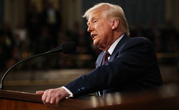 "Prezent dla wrogów USA". Donald Trump uciszył Głos Ameryki i Radio Wolna Europa