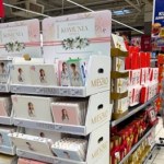 pamiątka Prezent na komunię 2026 - Carrefour przecenia słodycze i pamiątki. Te hity kupują najczęściej