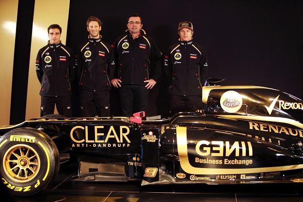 Prezentacja nowego bolidu teamu Lotus. Pierwszy z prawej Kimi Raikkonen /AFP
