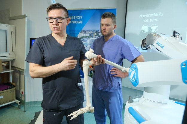 Prezentacja nowoczesnego robota ortopedycznego /Artur Reszko /PAP