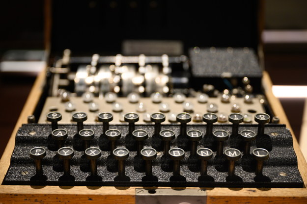 Prezentacja piątego już egzemplarza maszyny szyfrującej Enigma w Centrum Szyfrów Enigma w Poznaniu /Jakub Kaczmarczyk /PAP