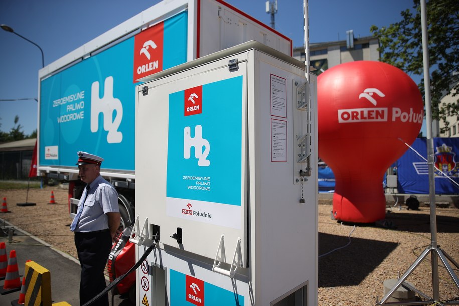 Prezentacja pierwszej w Krakowie wodorowej stacji zasilania autobusów komunikacji miejskiej /	Łukasz Gągulski /PAP