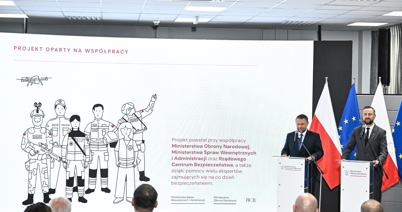 Prezentacja "Poradnika bezpieczeństwa" /Radek Pietruszka /PAP
