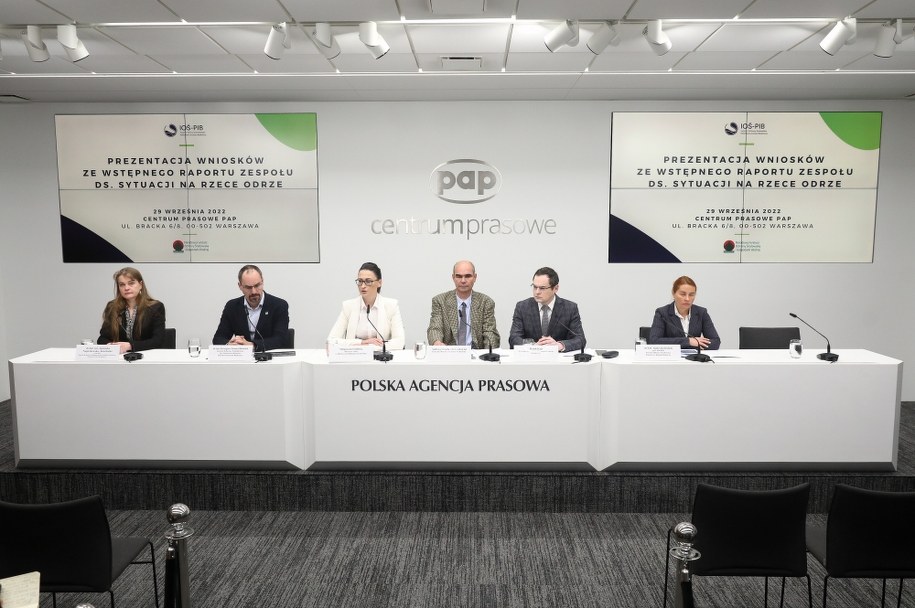 Prezentacja raportu ws. Odry /Tomasz Gzell /PAP