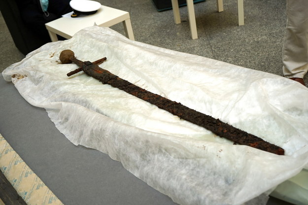 Prezentacja średniowiecznego miecza zachowanego niemal całkowicie wraz z pochwą skórzano-drewnianą podczas konferencji prasowej w Muzeum Narodowym w Szczecinie /	Marcin Bielecki   /PAP