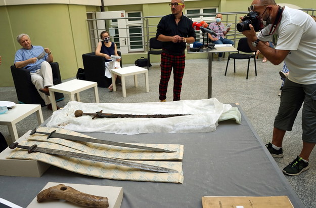 Prezentacja średniowiecznego miecza zachowanego niemal całkowicie wraz z pochwą skórzano-drewnianą podczas konferencji prasowej w Muzeum Narodowym w Szczecinie /	Marcin Bielecki   /PAP/EPA