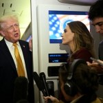 Prezenty i telefony do śmieci. Donald Trump nie ufa Chinom
