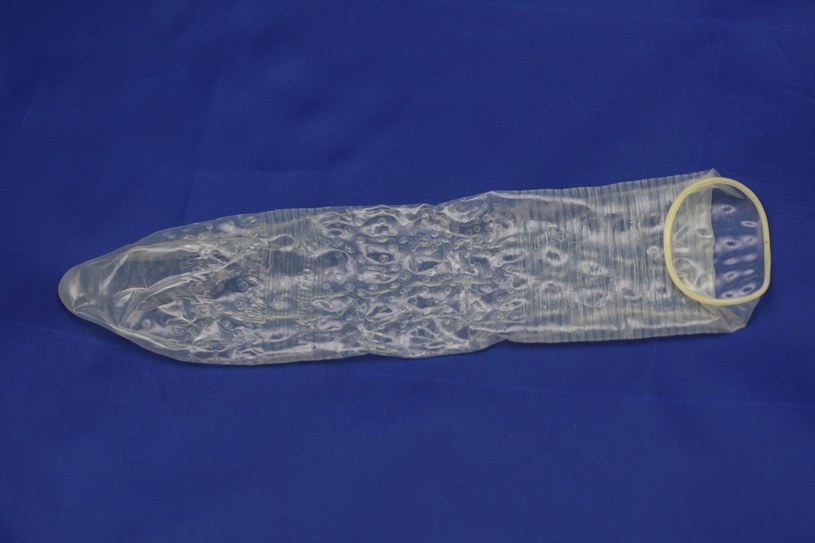 Prezerwatywa ogranicza ryzyko zarażenia o 75 proc. /123RF/PICSEL