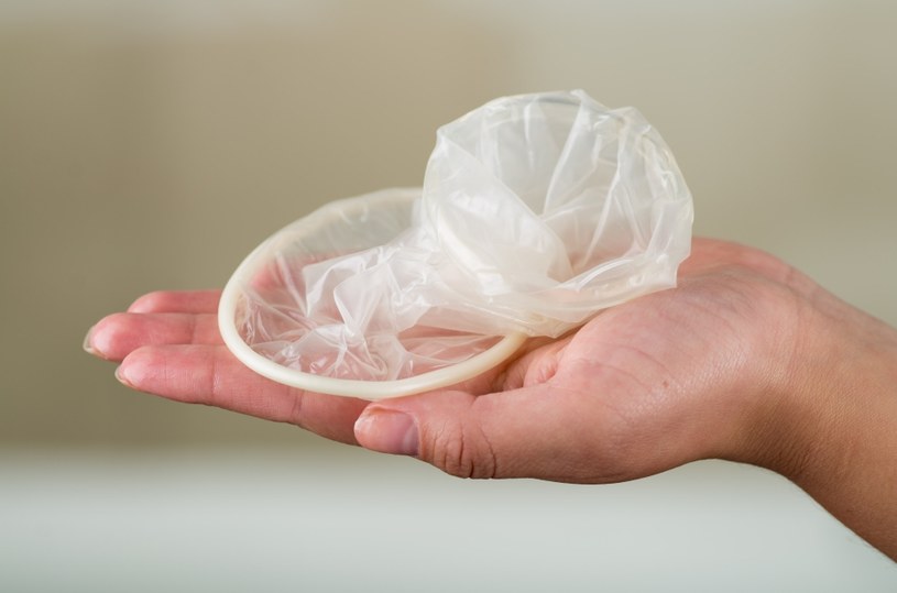 Prezerwatywy dla kobiet też są lateksowe. Zbudowane są z dwóch pierścieni /123RF/PICSEL