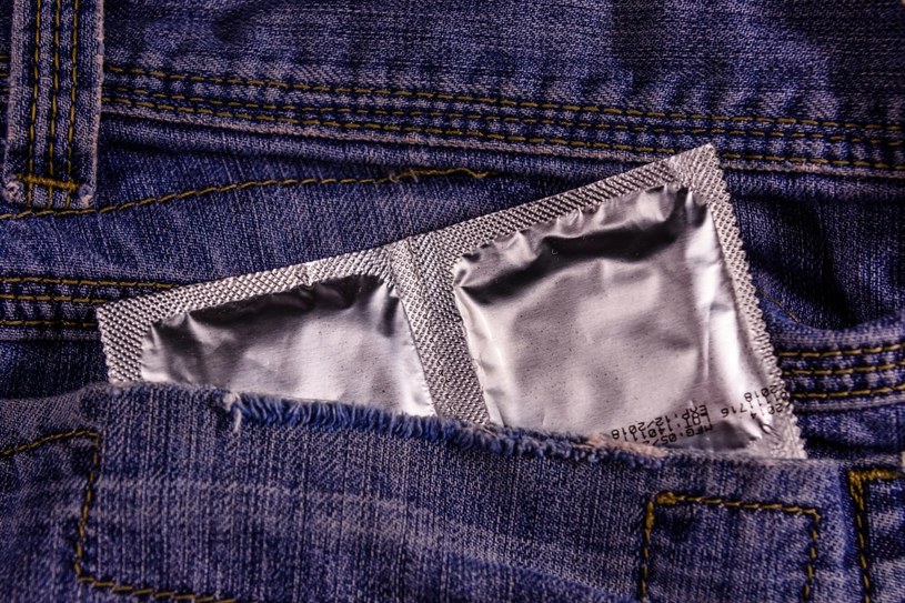 Prezerwatywy to produkty jednorazowe - warto o tym pamiętać /123RF/PICSEL