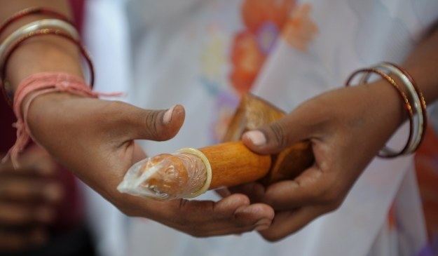 Prezerwatywy wkrótce będą wykrywać choroby weneryczne. /AFP