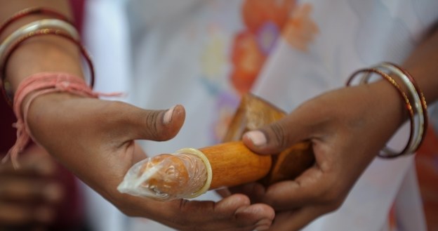 Prezerwatywy wkrótce będą wykrywać choroby weneryczne. /AFP