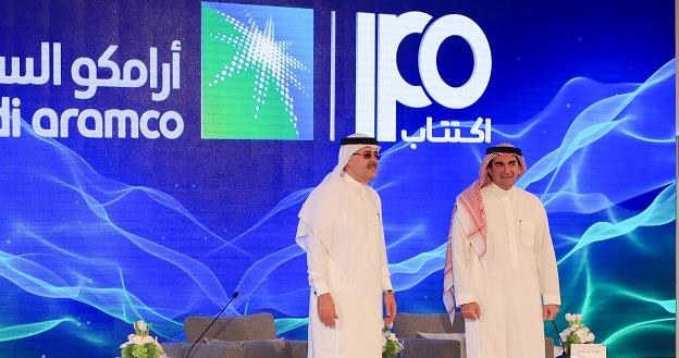 Prezes Aramco  Amin Nasser (L) i dyrektor firmy Yasir al-Rumayyan /AFP