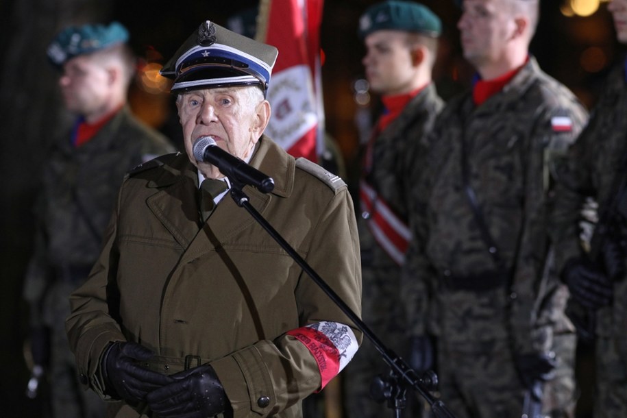 Prezes Białostockiego Okręgu Światowego Związku Żołnierzy Armii Krajowej kpt. Czesław Chociej podczas Apelu Pamięci przed Pomnikiem Armii Krajowej w Białymstoku. 15.10.2018 r. /Artur Reszko /PAP