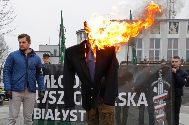 Prezes białostockiej Młodzieży Wszechpolskiej Bartosz Sokołowski podczas spalenia kukły-marzanny z wizerunkiem posła Nowoczesnej Ryszarda Petru /Artur Reszko /PAP