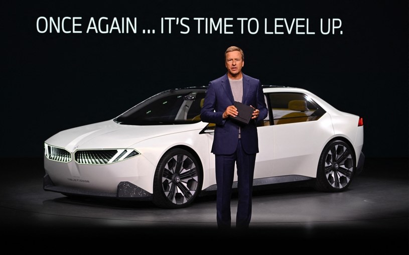 Prezes BMW Olivier Zipse nie jest przeciwny samochodom elektrycznym, ale zakazanie aut spalinowych uważa za poważny błąd /AFP