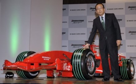 Prezes Bridgestone Shoshi Arakawa prezentuje nowe opony na bolidzie Ferrari /AFP