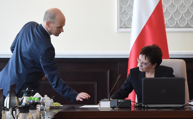 Prezes Centrum Legislacyjnego Rządu Maciej Berek i premier Ewa Kopacz /Radek Pietruszka   (PAP) /PAP