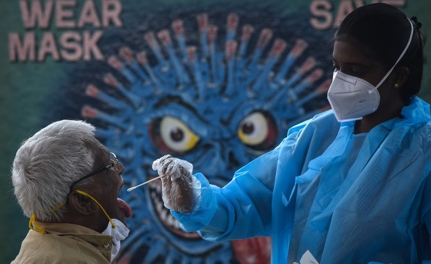 Prezes Czerwonego Krzyża: Omikron powstał przez nierówność w dostępie do szczepień