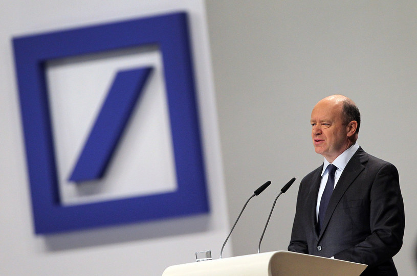 Prezes Deutsche Bank John Cryan ostrzegł, że "duża liczba" osób straci pracę /AFP