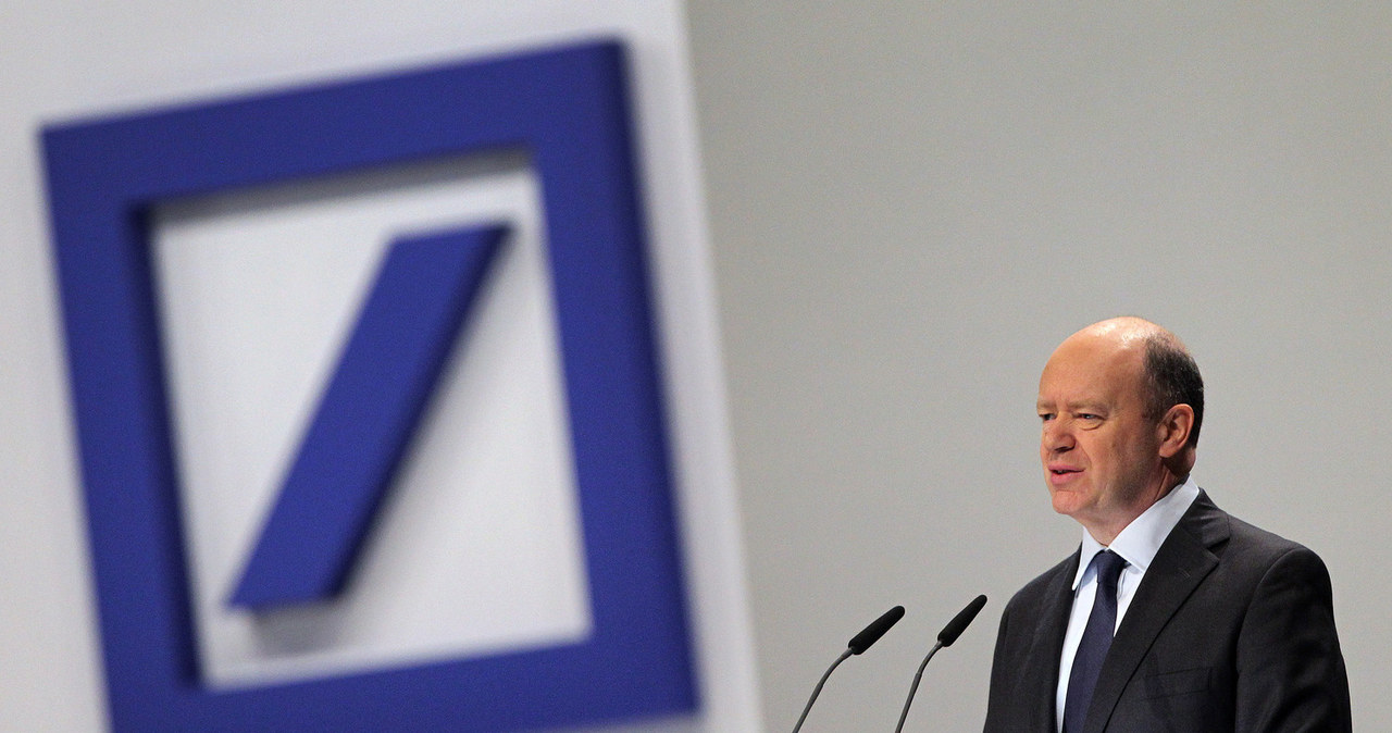 Prezes Deutsche Bank John Cryan ostrzegł, że "duża liczba" osób straci pracę /AFP