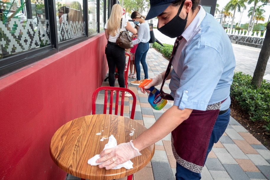 Prezes Fed: szczepionka przeciwko koronawirusowi konieczna dla ożywienia gospodarczego /CRISTOBAL HERRERA /PAP/EPA