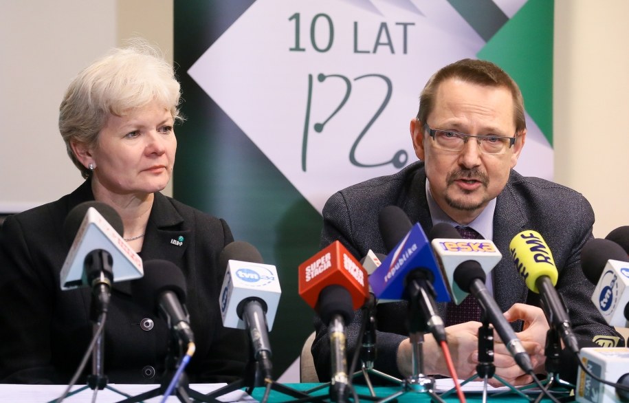 Prezes Federacji "Porozumienie Zielonogórskie" Jacek Krajewski (P) i wiceprezes Teresa Dobrzańska-Pielichowska (L) /Paweł Supernak  /PAP