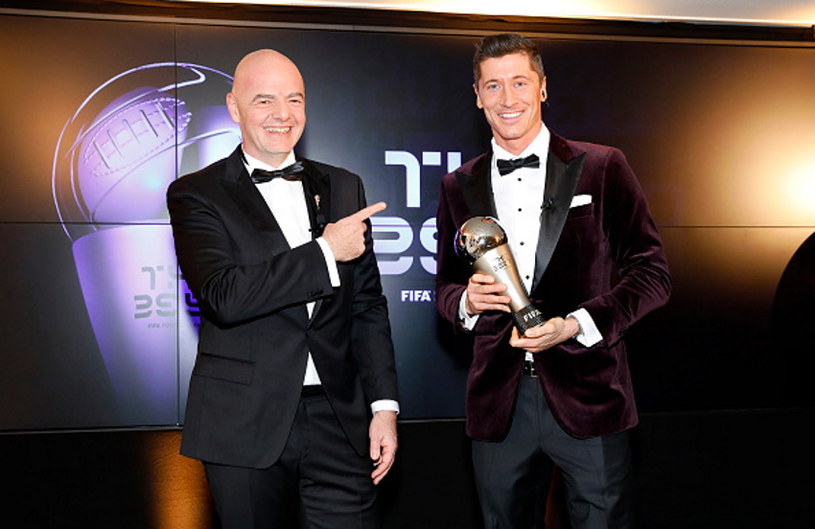 Prezes FIFA osobiście wręczył Lewandowskiemu trofeum dla najlepszego piłkarza 2020 roku /Marco Donato-FC Bayern/Pool /Getty Images