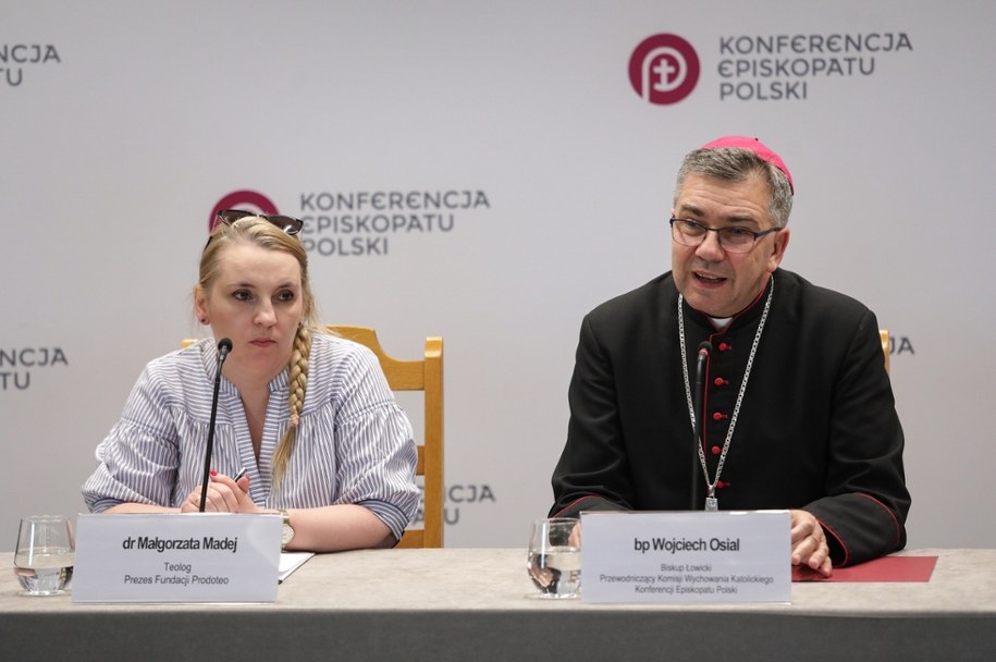 Prezes Fundacji Protodeo dr Małgorzata Madej oraz przewodniczący Komisji Wychowania Katolickiego KEP bp Wojciech Osial / 	Tomasz Gzell    /PAP
