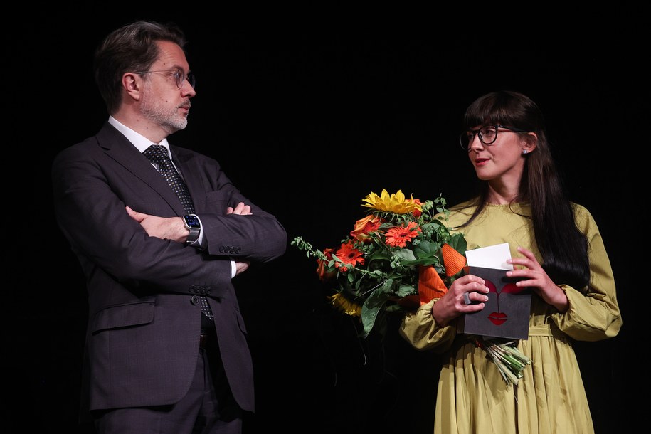 Prezes Fundacji Wisławy Szymborskiej Michał Rusinek (L) oraz laureatka nagrody Małgorzata Lebda (P) /	Łukasz Gągulski /PAP