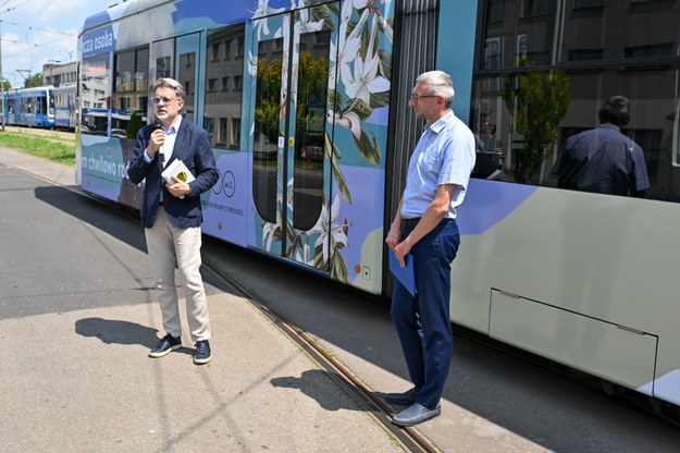 Prezes Fundacji Wisławy Szymborskiej Michał Rusinek (L) oraz rzecznik prasowy krakowskiego MPK Marek Gancarczyk (P) /Art Service /PAP